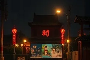 《纸鸢与海》画面，海风里升起的纸鸢与远处帆影