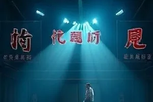 《手艺人图谱》画面，木工台前刨花纷飞的双手特写