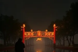 《第七码头》剧照，堆满集装箱的货港夜景