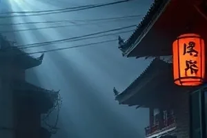 《雾中列车》场景，浓雾里缓缓进站的绿皮车厢