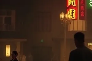 《南风过境》画面，小巷晾衣绳上被夕阳染红的衬衫