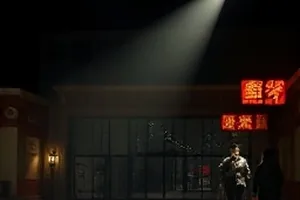 《静默证词》剧照，审讯室桌面上的录音笔与卷宗